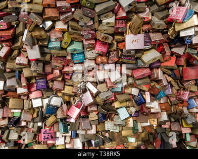 Cologne, Allemagne, 6 avril 2019. D'innombrables cadenas colorés par les amateurs de gauche sur une clôture sur pont Hohenzollern Banque D'Images