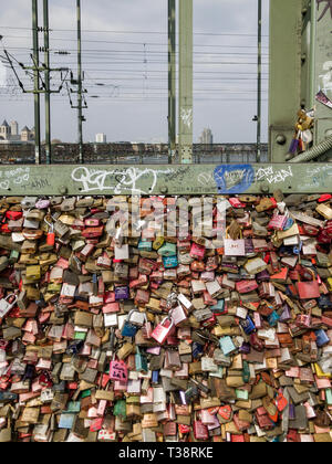 Cologne, Allemagne, 6 avril 2019. D'innombrables cadenas colorés par les amateurs de gauche sur une clôture sur pont Hohenzollern Banque D'Images