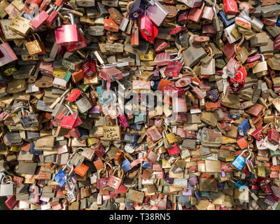Cologne, Allemagne, 6 avril 2019. D'innombrables cadenas colorés par les amateurs de gauche sur une clôture sur pont Hohenzollern Banque D'Images