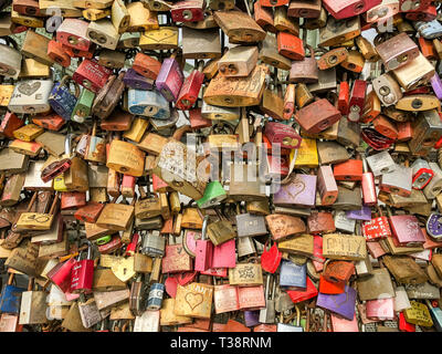 Cologne, Allemagne, 6 avril 2019. D'innombrables cadenas colorés par les amateurs de gauche sur une clôture sur pont Hohenzollern Banque D'Images