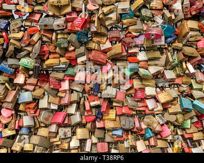 Cologne, Allemagne, 6 avril 2019. D'innombrables cadenas colorés par les amateurs de gauche sur une clôture sur pont Hohenzollern Banque D'Images
