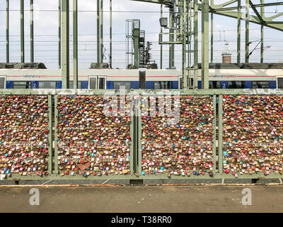 Cologne, Allemagne, 6 avril 2019. D'innombrables cadenas colorés par les amateurs de gauche sur une clôture sur pont Hohenzollern Banque D'Images