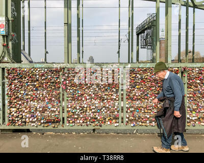 Cologne, Allemagne, 6 avril 2019. D'innombrables cadenas colorés par les amateurs de gauche sur une clôture sur pont Hohenzollern Banque D'Images