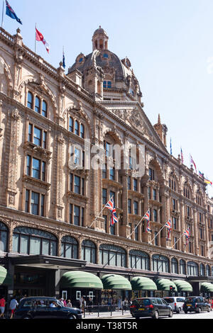 Harrods, Brompton Road, Knightsbridge, le quartier royal de Kensington et Chelsea, Greater London, Angleterre, Royaume-Uni Banque D'Images