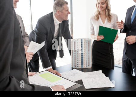 Réunion d'affaires d'architectes et les investisseurs, le modèle de bâtiment résidentiel moderne de plusieurs étages chambre le concept de planification de la construction , table Banque D'Images