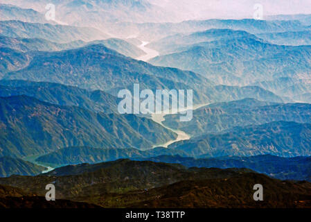 Vue aérienne de la rivière Irrawaddy serpentant à travers la montagne, au Myanmar Banque D'Images