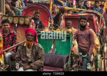 Les pousse-pousse sur la rue animée, Dhaka, Bangladesh Banque D'Images