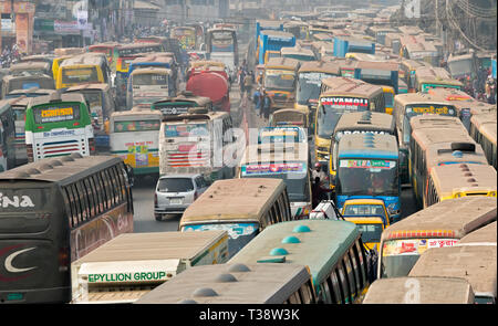 Embouteillage sur la rue pleine de utilisé les véhicules japonais, Dhaka, Bangladesh Banque D'Images