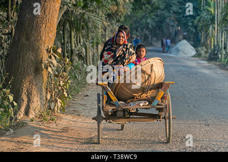 Un tricycle sur la route dans la campagne, à Dhaka, Bangladesh Banque D'Images