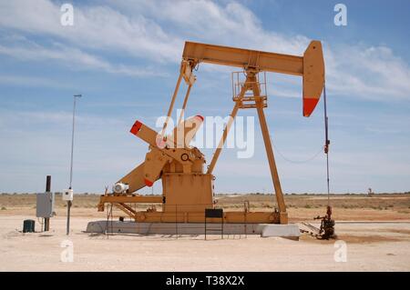 Unité de pompage dans le bassin permien oilfield près de Midland, Texas Banque D'Images