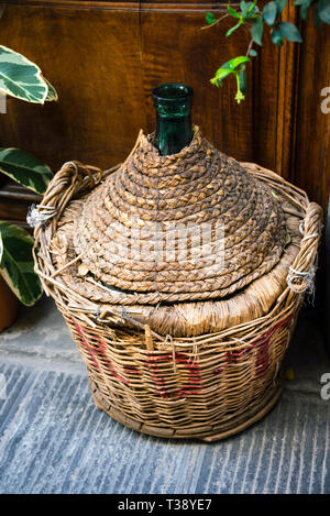 Panier de vin de vigneron en osier tissé toscan à Florence, Italie. Banque D'Images