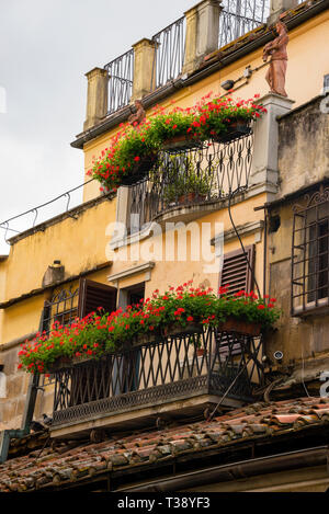 Balcon décoratif en fer forgé, portails de fenêtre et statues en terre cuite à Florence, Italie. Banque D'Images