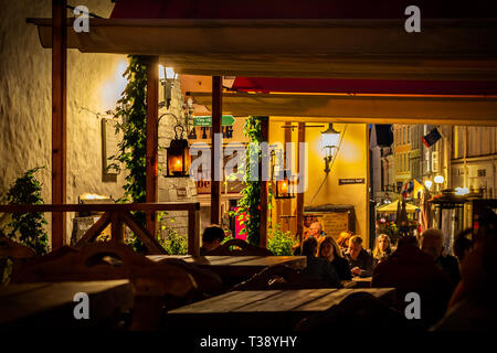 Tallinn, Estonie, 10 août : les touristes tard dans la nuit dans un des restaurants de Tallinn, le 10 août 2017. Banque D'Images