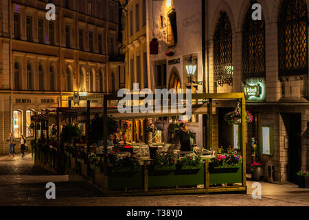 Tallinn, Estonie, 10 Août : Les clients de la ville, détendez-vous dans un restaurant sur la rue de la soirée ville de Tallinn, le 10 août 2017. Banque D'Images