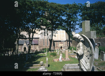 Channel Islands. L'Alderney. St Anne. Voir à travers les arbres de St Anne's Church et cimetière. Banque D'Images