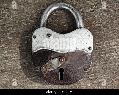 Ancien cadenas rouillé sur fond de bois Banque D'Images