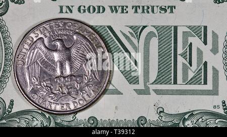 American quarter-pièce d'un dollar sur un one dollar bill Banque D'Images