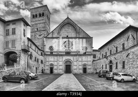 Vue panoramique avec façade de la cathédrale médiévale d'Assise, en Italie. L'église est dédiée à San Rufino Banque D'Images