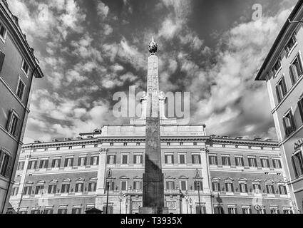 Façade du Palazzo Montecitorio, bâtiment emblématique dans le centre de Rome, Italie, le 18 novembre 2018. C'est le siège de la Chambre des Députés Italienne Banque D'Images