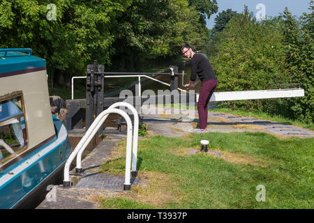 Travailler le treuil pour la porte des palettes, de l'écluse no13 Povey, sentier du canal de Llangollen, Cheshire, Angleterre. Parution du modèle Banque D'Images