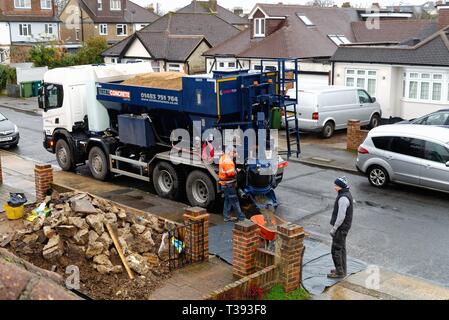 Un camion de livraison de béton prêt à l'emploi d'un suburban house en pleine construction Shepperton Surrey England UK Banque D'Images