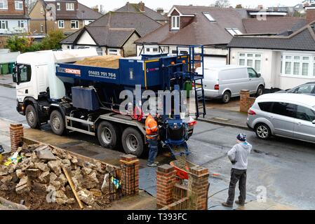 Un camion de livraison de béton prêt à l'emploi d'un suburban house en pleine construction Shepperton Surrey England UK Banque D'Images