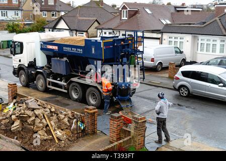 Un camion de livraison de béton prêt à l'emploi d'un suburban house en pleine construction Shepperton Surrey England UK Banque D'Images