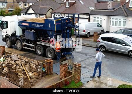 Un camion de livraison de béton prêt à l'emploi d'un suburban house en pleine construction Shepperton Surrey England UK Banque D'Images