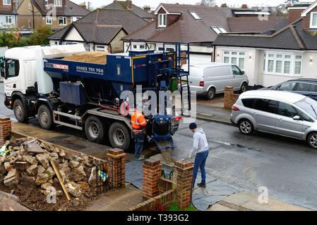 Un camion de livraison de béton prêt à l'emploi d'un suburban house en pleine construction Shepperton Surrey England UK Banque D'Images