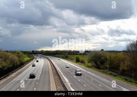 Portrait de l'autoroute M3 avec les nuages de tempête dans la distance, Shepperton Surrey England UK Banque D'Images