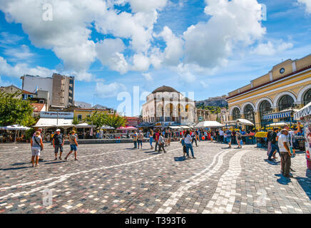Les Grecs et les touristes de profiter d'un après-midi shopping à la place Monastiraki près de la base de la colline de l'Acropole un jour d'été à Athènes, Grèce Banque D'Images