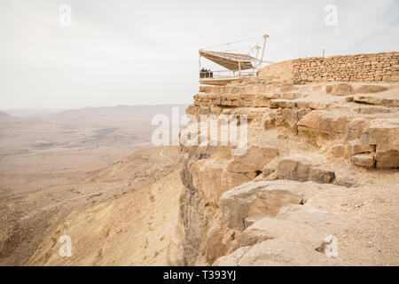 Terraсe d'observation au cratère Ramon au désert du Néguev, Israël Banque D'Images