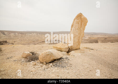 Vue panoramique de sable, de collines et de rochers dans le désert du Néguev à Mitzpe Ramon, Israël Banque D'Images