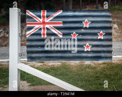 Drapeau de la Nouvelle-Zélande peint sur feuille de tôle ondulée, près de Queenstown. Banque D'Images