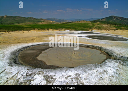 Des volcans de boue de Berca (Roumanie) sont une caractéristique de formes spectaculaires du volcan éruption , structures de boue et de gaz naturel Banque D'Images