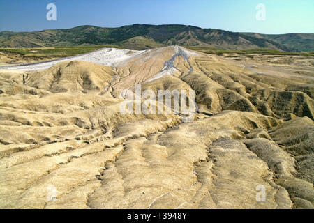 Des volcans de boue de Berca (Roumanie) sont une caractéristique de formes spectaculaires du volcan éruption , structures de boue et de gaz naturel Banque D'Images