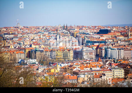 Vue aérienne de toits de Prague et la ligne d'horizon à partir de la colline de Petrin, Prague, République Tchèque Banque D'Images