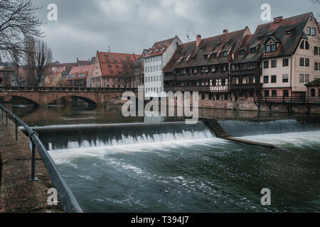 Janvier 2019. Max Brucke (le pont) sur la rivière Pegnitz et cascade, Nuremberg, Bavière, Allemagne Banque D'Images