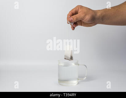 Sac à main avec plateau en verre et tasse avec de l'eau bouillante Banque D'Images