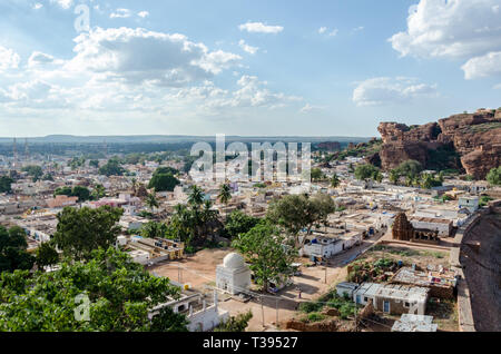 Avis de Badami ville vu de temples de caverne Badami, Karnataka, Inde Banque D'Images