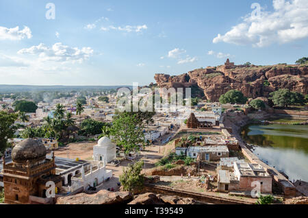 Vue de la ville à côté du lac Badami Agastya comme vu de Badami temples de caverne, Karnataka, Inde Banque D'Images