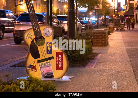 L'art de la guitare d'Elvis en face de Tupelo entreprise de matériel le long de la rue principale au centre-ville historique de Tupelo, Mississippi. (USA) Banque D'Images