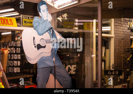 Elvis Presley carton découpe dans la fenêtre de Tupelo Hardware Co. où Gladys Presley acheté son fils de 11 ans sa première guitare en 1946. (USA) Banque D'Images