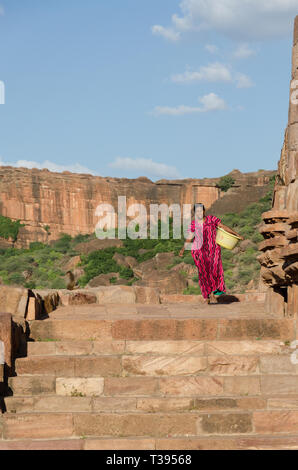 Femme indienne de retour à la maison après lavage des vêtements à l'Agastya Lake à Badami, Karnataka, Inde Banque D'Images