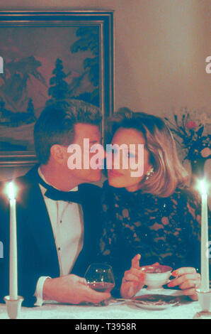 Couple d'âge moyen à un dîner officiel parti, USA Banque D'Images