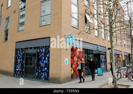 Co-op ou magasin coopératif, Benwell Road avec des gens qui sortent, Holloway, Département du Nord-Ouest, l'Angleterre Grande-bretagne UK Banque D'Images