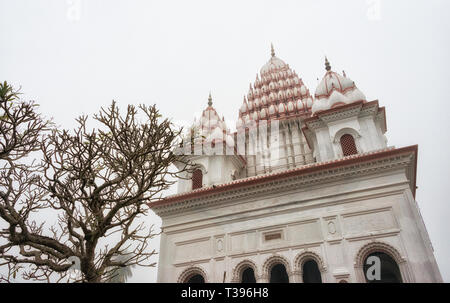 Temple de Shiva, qui fait partie du complexe du Temple Puthia dans la brume du matin, la division de Rajshahi, Bangladesh Banque D'Images