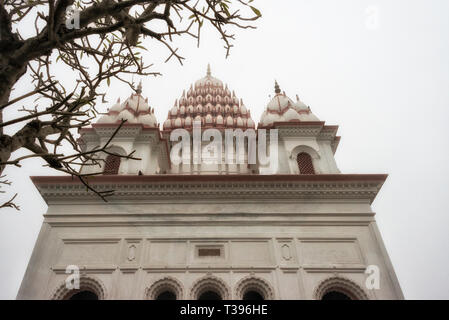 Temple de Shiva, qui fait partie du complexe du Temple Puthia dans la brume du matin, la division de Rajshahi, Bangladesh Banque D'Images