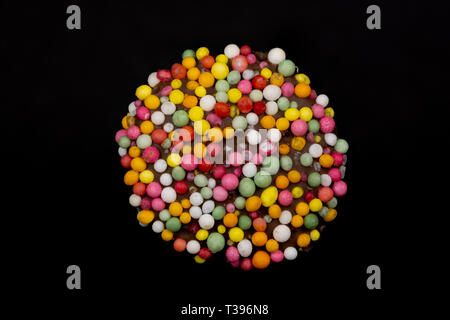 Macro image d'une rousseur', 'bud chocolat enrobées de Sprinkles, isolé sur un fond noir Banque D'Images
