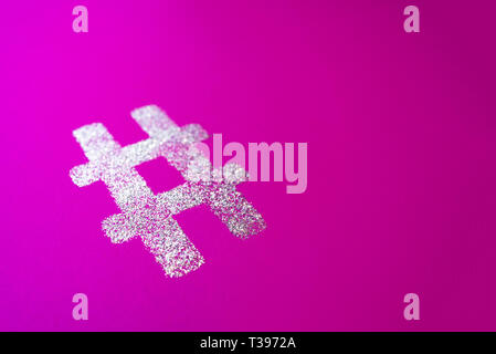 Mot-signe. Hashtag argent symbole sur fond lilas Banque D'Images